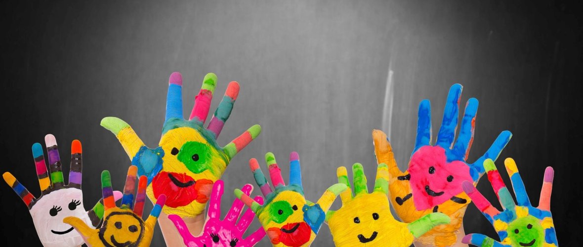 Bunte Kinderhände vor einer Schultafel Bunte Kinderhände vor einer Schultafel