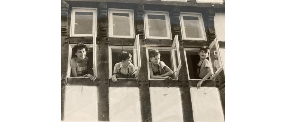 Ilse Strecker und ihre Söhne ca. 1950 in Melle Ilse Strecker und ihre Söhne ca. 1950 in Melle. Sie schauen dabei aus geöffneten Fenstern.