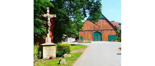 Hof Schulze Hüttinghausen 2023 mit Hofkreuz und Haupthaus von 1819 von Westen Hof Schulze Hüttinghausen 2023 mit Hofkreuz und Haupthaus von 1819 von Westen
