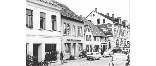 In den 1960er-Jahren wurde die „Zieglersche Apotheke“ umgebaut. Das Bild zeigt das Gebäude nach dem Umbau. In den 1960er-Jahren wurde die „Zieglersche Apotheke“ umgebaut. Das Bild zeigt das Gebäude nach dem Umbau.